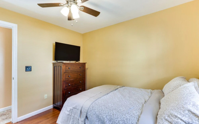 Keansburg Home w/ Private Hot Tub!