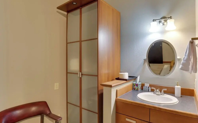 Ultimate Convenience: Historic Dtwn Marshall Apt!