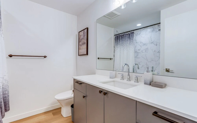 Modern Seattle Townhome: Walk to Light Rail!