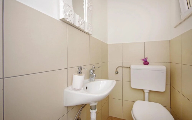 Beautiful Home in Makarska With Wifi and 2 Bedrooms