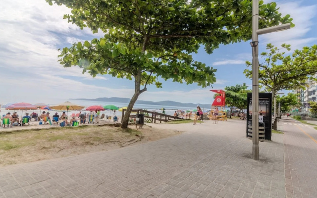 3BR Seafront apt w/ BBQ in Itapema Con0101