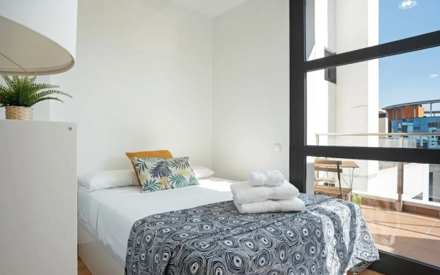 Studio w Balcony in Sanchinarro, 7 min to Train