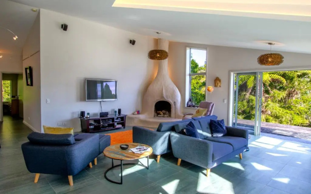 Golden Paradise - Rangihaeata Holiday Home