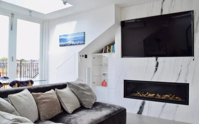 Bright and Stylish Apartment In Little Venice