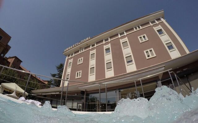 Ambasciatori Place Hotel Фьюджи вид на фасад