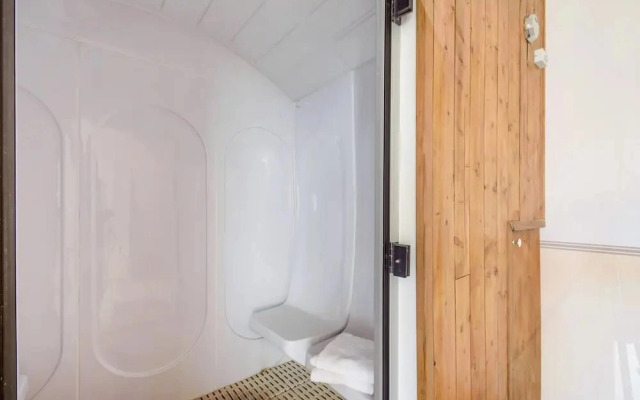 Modern 2-bedroom Vineyard House