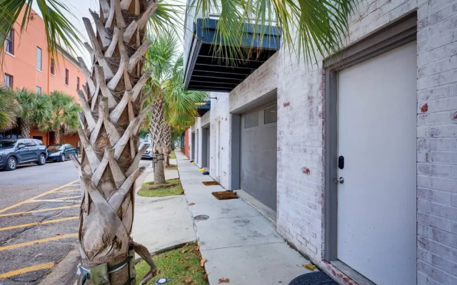 Game Room w/ Pool Table! Downtown Mobile Condo
