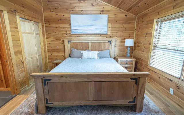 Majestic Springs Lodge 3 Bedroom Cabin by RedAwning