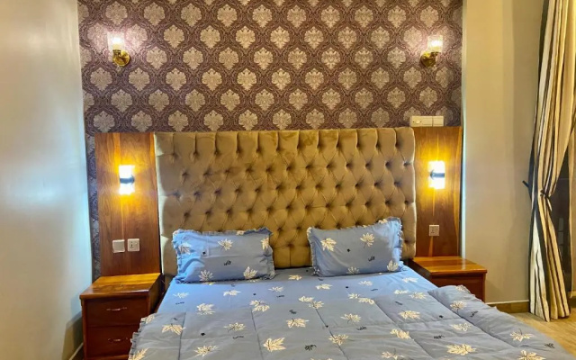 ROJO’s FULLY-FURNISHED 3-BEDROOM CONDO