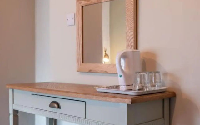 Host Stay Woodroffe Arms Hope Twin Room 2