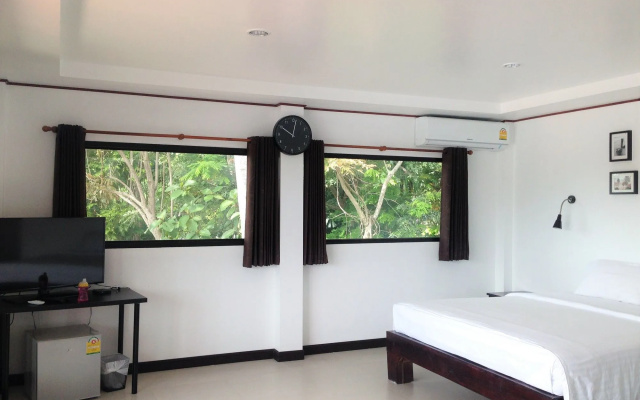 The Reef Hotel & Studios