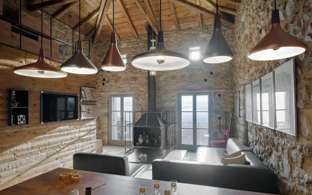 Moreas Peak Lodge