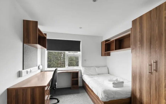 8 Bed Apartment @ Derriford Stays by Pureserviced