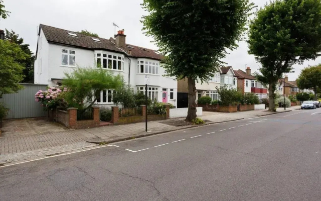 Veeve  4 Bed House On Emlyn Road West London