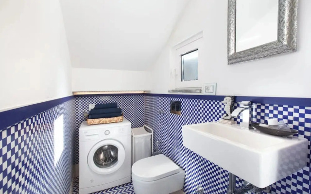 De Vivo Realty - Villa Blue Skyline