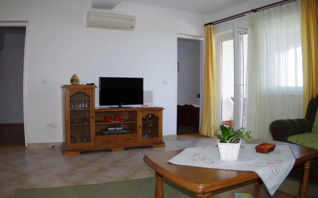 Quaint Apartment with Garden in Pula