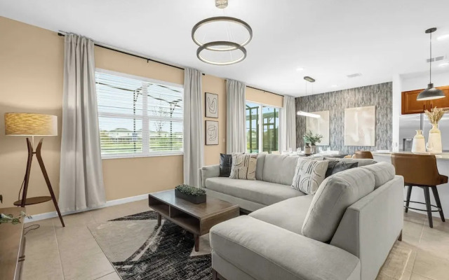 Upstay - Lively Mansion w Pool, Theater, Games