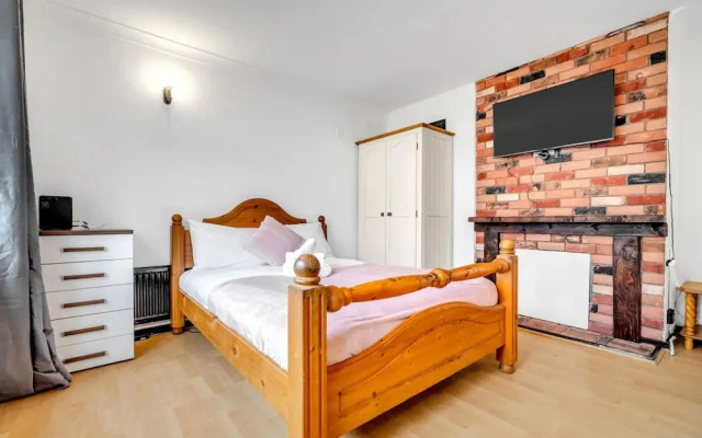 Spacious 4-bedroom Haven in Orpington Retreat