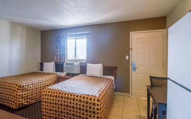 HomeTowne Studios by Red Roof Orlando South