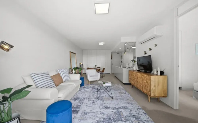 Elegant 2-bed With Pool, Alfresco Dining & Balcony