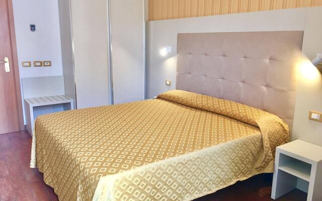 Hotel Monica вид на фасад