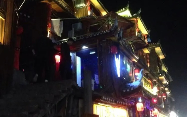 Yijian River View Guesthouse(凤凰亦间江景民宿)
