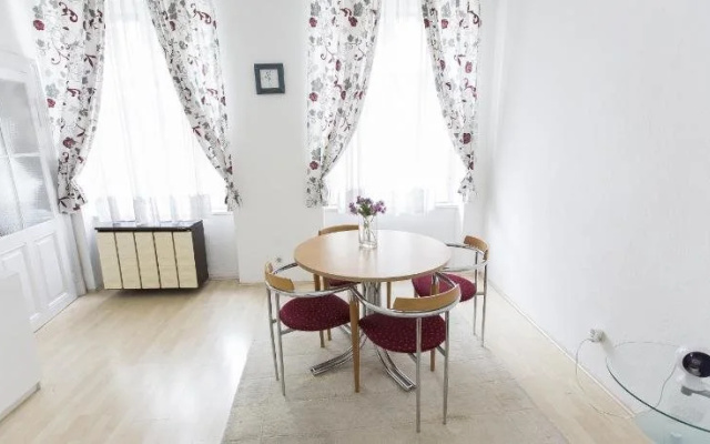 Carlton Suites