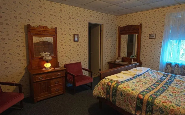 The Riverside Inn and Dinner