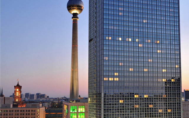 Отель Park Inn by Radisson Berlin Alexanderplatz бассейн