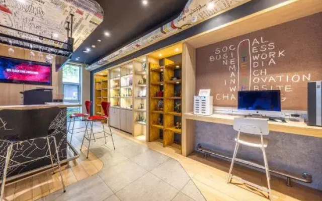 Ibis Hotel (Lanzhou Dongfanghong Square)