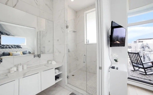 4-bedroom Penthouse w 2 Large Balconies Rooftop