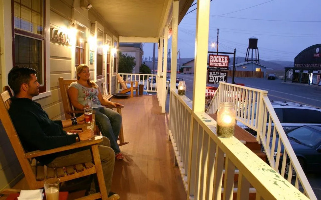 Valley Ford Hotel
