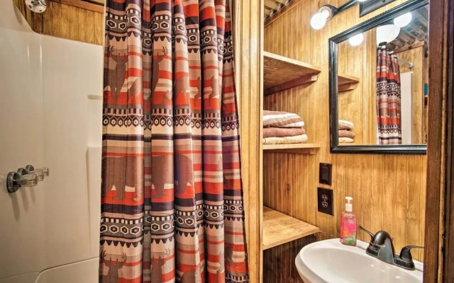 Private Hot Tub & Deck! Broken Bow Group Getaway