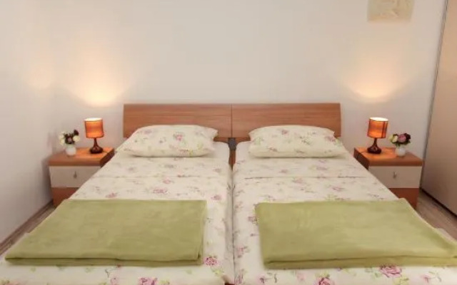 Room Mira