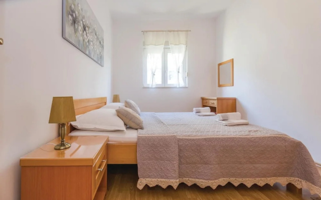 Nice Home in Makarska With Wifi and 2 Bedrooms