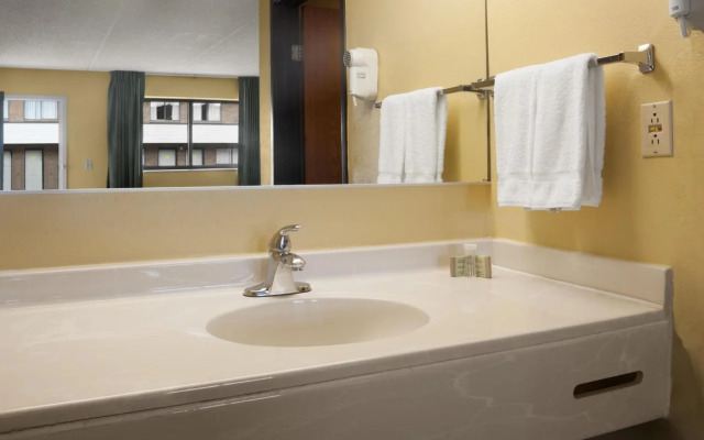 Super 8 Beachwood