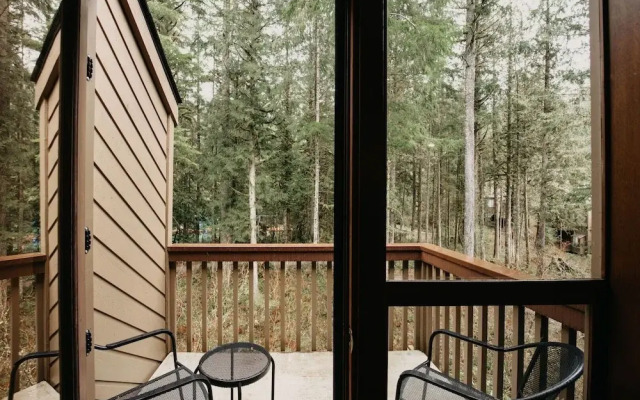 57sw - Fireplace - Wifi - Sleeps 6 2 Bedroom Home by RedAwning