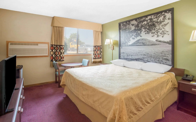 Super 8 by Wyndham Normal Bloomington