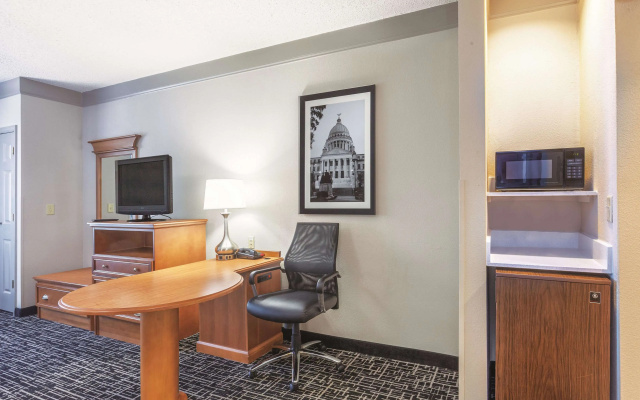 La Quinta Inn & Suites by Wyndham Jackson Airport/Pearl