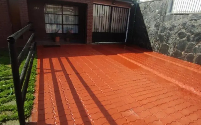 Casa amplia estacionamiento privado.