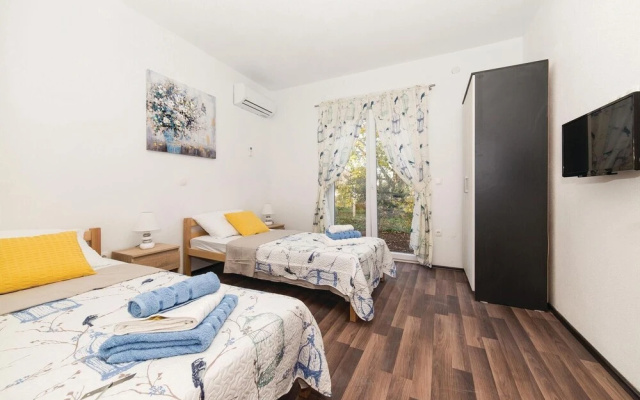 Nice Home in Kastel Stafilic With Wifi and 3 Bedrooms