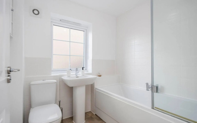 tms Cheerful 5bdr House! Thurrock! Free Parking!
