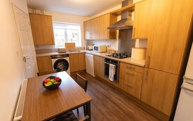 Swindon Cozy 2BR Retreat