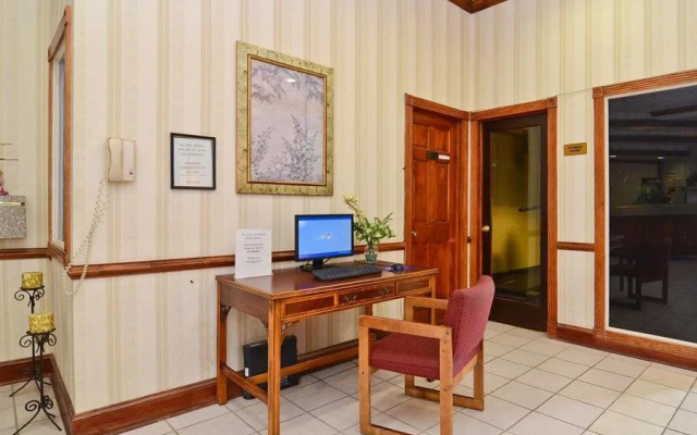 Red Carpet Inn & Suites