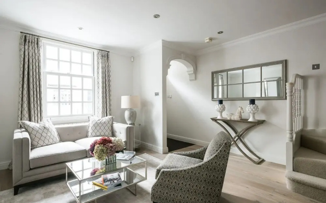 Ultra luxurious London home for 5-7