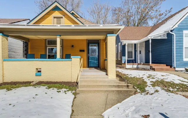 Retro-inspired Indy Home: Walk to Fountain Square!