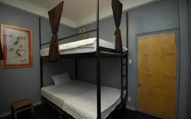 Full Moon - Hostel