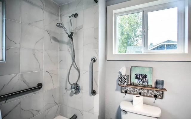 High-end & Homey Family Abode: Walk Downtown!