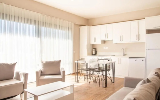 Superb Flat near Sea with Shared Pool in Cesme