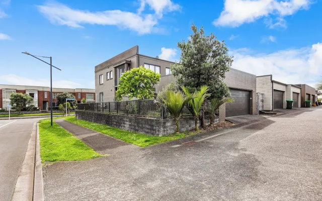 Comfy 4BR Home w/ Mt. Wellington View Zodiak Stays